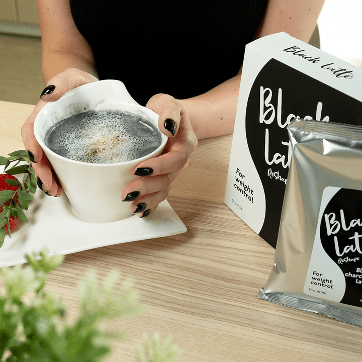 Diet Charcoal Latte se puede beber en cualquier momento de la comida. 